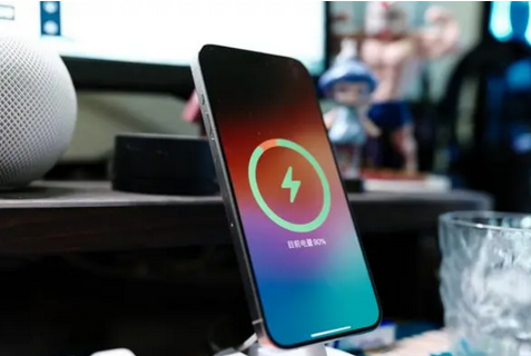 铜梁苹果15换屏服务分享用什么充电器给iPhone15充电更好 